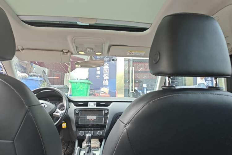 Used Skoda Octavia 2018 1.6L Automatic Luxury Edition Headliner