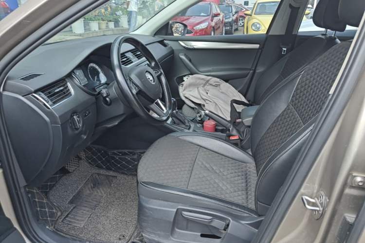 Used Skoda Octavia 2018 1.6L Automatic Luxury Edition Left Front Seat