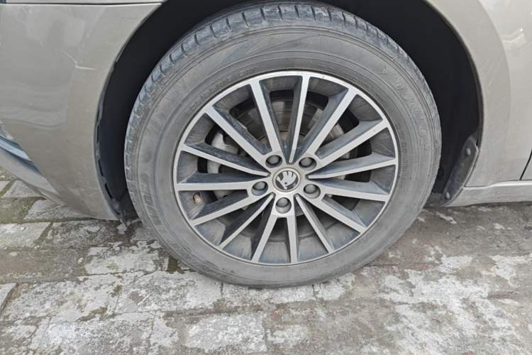 Used Skoda Octavia 2018 1.6L Automatic Luxury Edition Left Front Wheel Hub