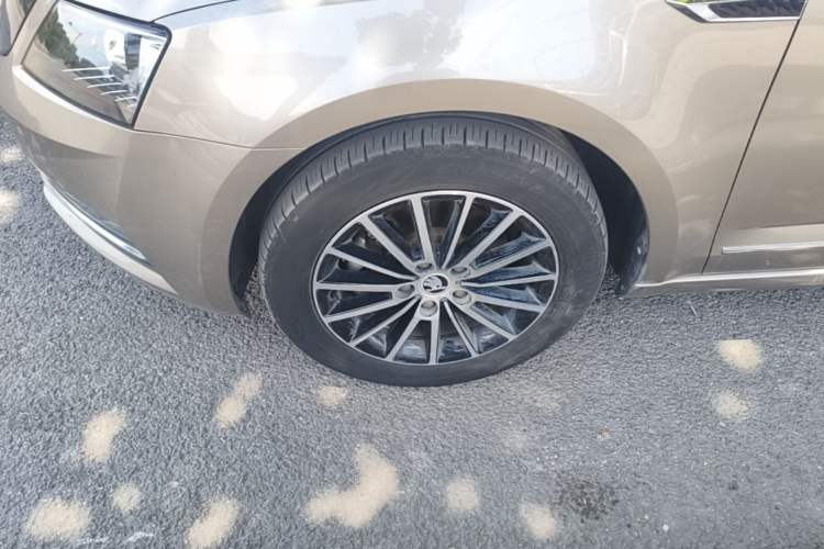 Used Skoda Octavia 2018 1.6L Automatic Luxury Edition Left Front Wheel Hub