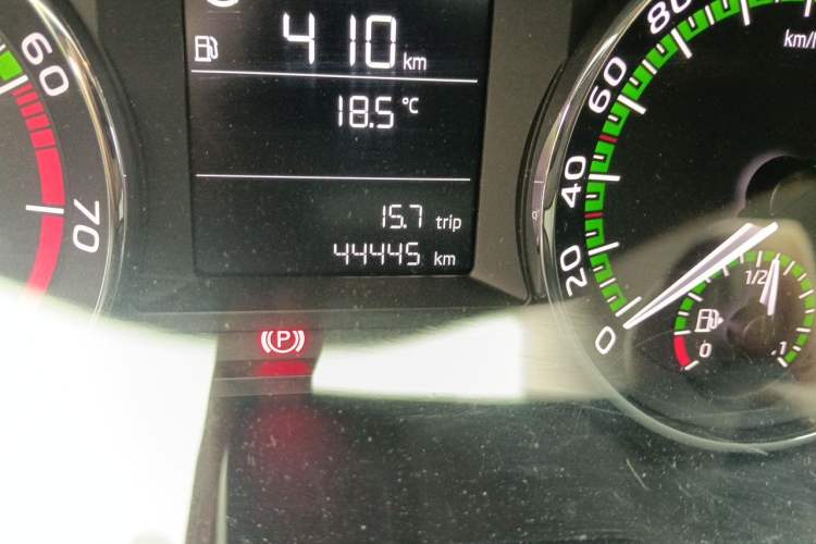 Used Skoda Octavia 2018 1.6L Automatic Comfort Edition Odometer Close Up