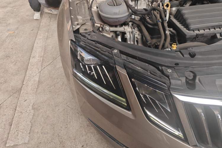 Used Skoda Octavia 2018 TSI280 DSG Luxury Edition Right Front Headlight