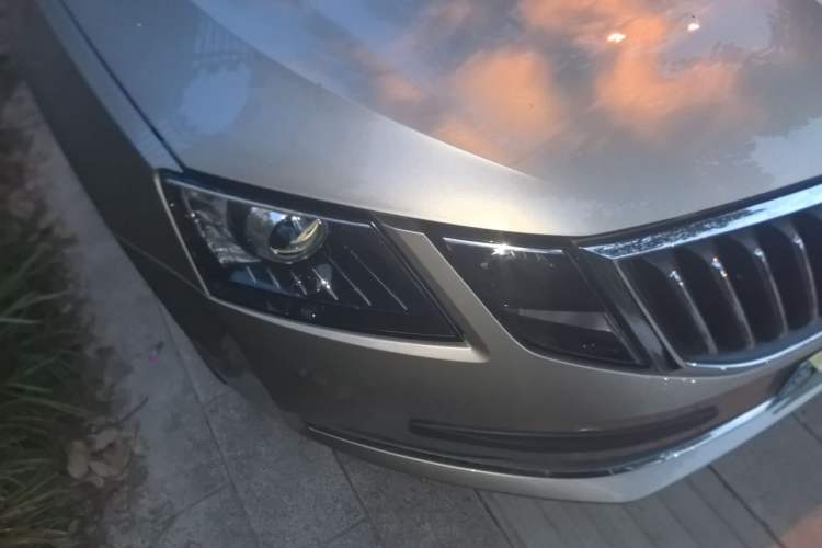 Used Skoda Octavia 2018 1.6L Automatic Luxury Edition Right Front Headlight