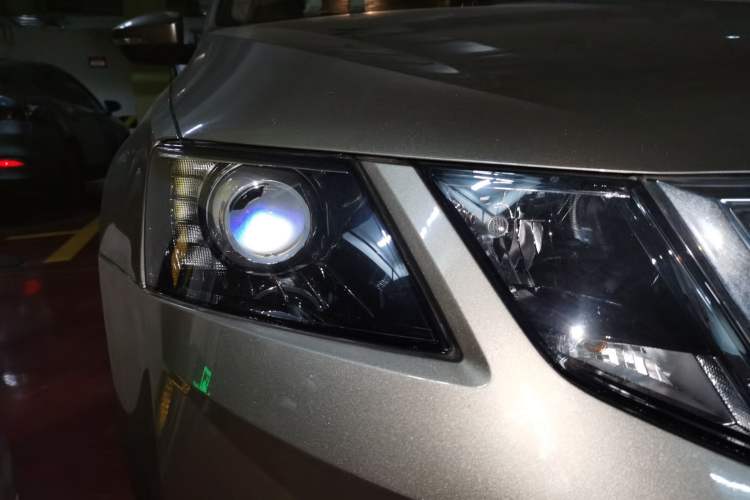 Used Skoda Octavia 2018 1.6L Automatic Luxury Edition Right Front Headlight