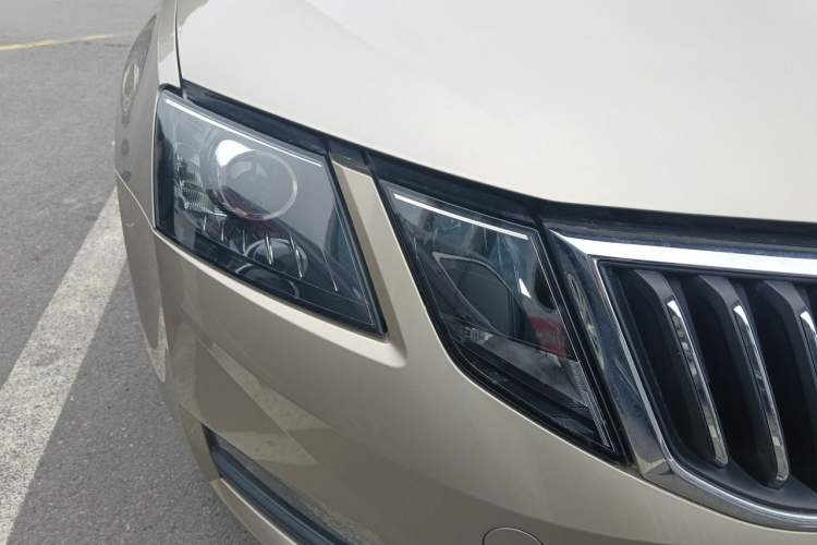 Used Skoda Octavia 2018 1.6L Automatic Comfort Edition Right Front Headlight