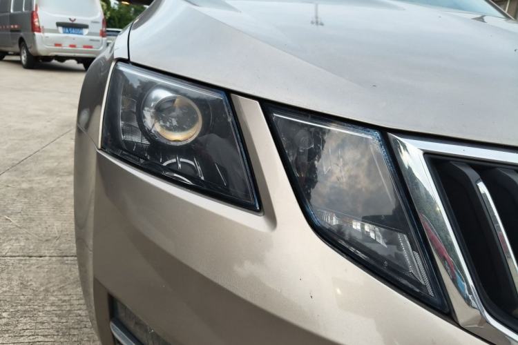 Used Skoda Octavia 2018 TSI230 DSG Luxury Edition Right Front Headlight