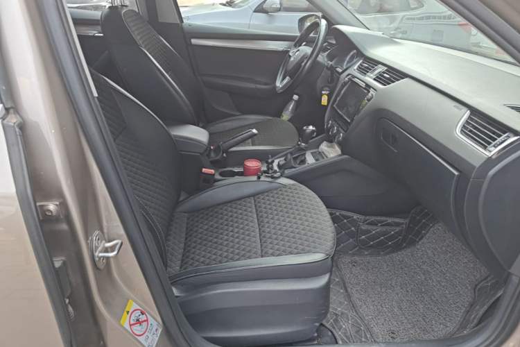 Used Skoda Octavia 2018 1.6L Automatic Luxury Edition Right Front Seat