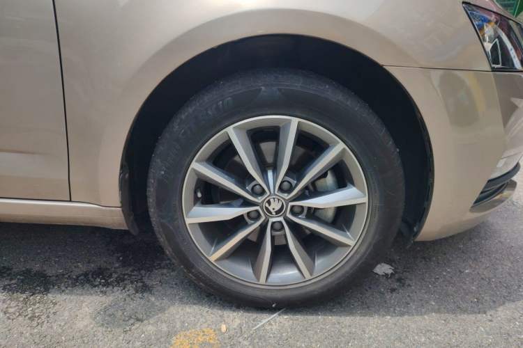 Used Skoda Octavia 2018 1.6L Automatic Comfort Edition Right Front Wheel Hub
