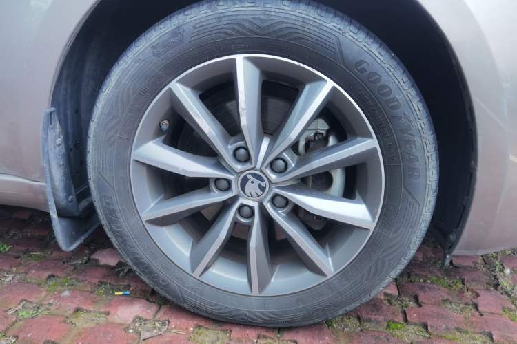 Used Skoda Octavia 2018 1.6L Automatic Comfort Edition Right Front Wheel Hub