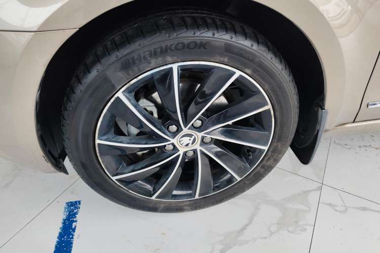 Used Skoda Octavia 2018 TSI280 DSG Luxury Edition Right Front Wheel Hub