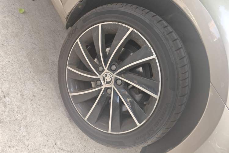 Used Skoda Octavia 2018 TSI280 DSG Luxury Edition Right Front Wheel Hub