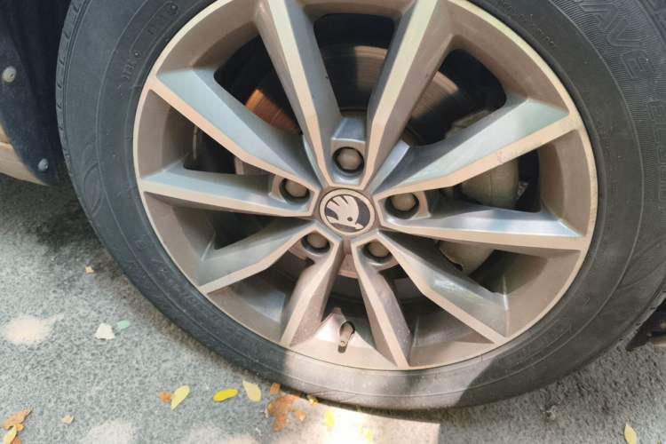 Used Skoda Octavia 2018 1.6L Automatic Comfort Edition Right Front Wheel Hub