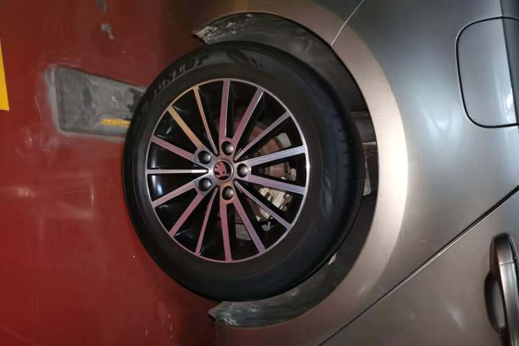 Used Skoda Octavia 2018 1.6L Automatic Luxury Edition Right Front Wheel Hub
