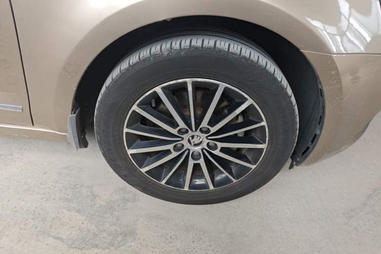 Used Skoda Octavia 2018 1.6L Automatic Luxury Edition Right Front Wheel Hub