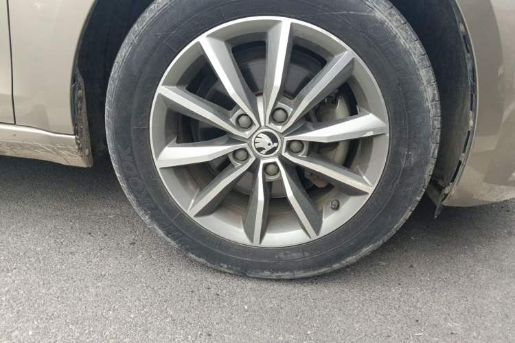 Used Skoda Octavia 2018 1.6L Automatic Comfort Edition Right Front Wheel Hub