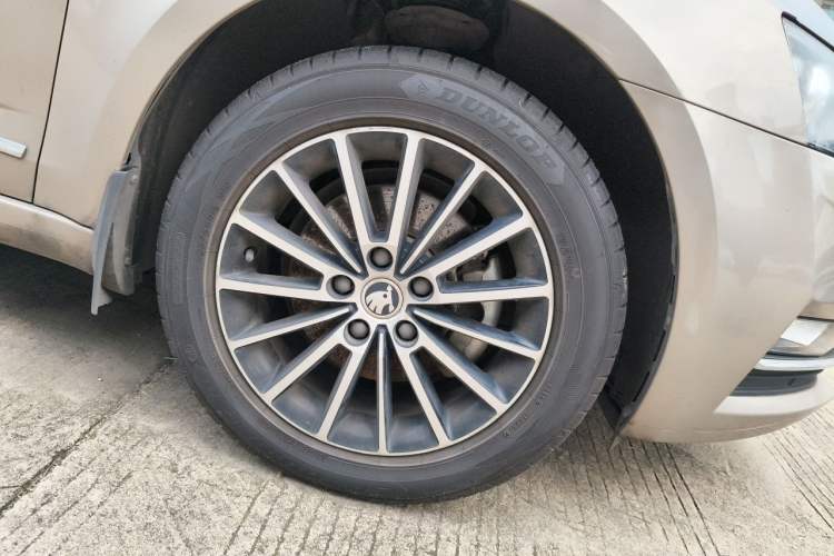 Used Skoda Octavia 2018 TSI230 DSG Luxury Edition Right Front Wheel Hub