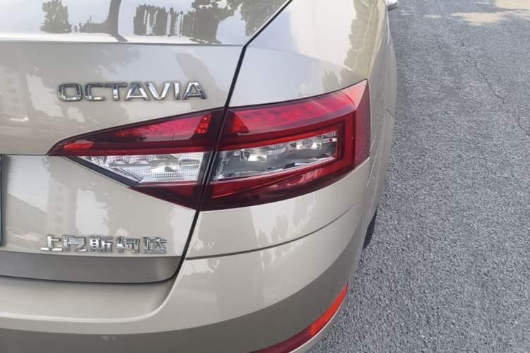 Used Skoda Octavia 2018 1.6L Automatic Luxury Edition Right Rear Taillight