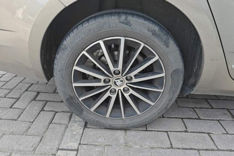 Used Skoda Octavia 2018 1.6L Automatic Luxury Edition Right Rear Wheel Hub