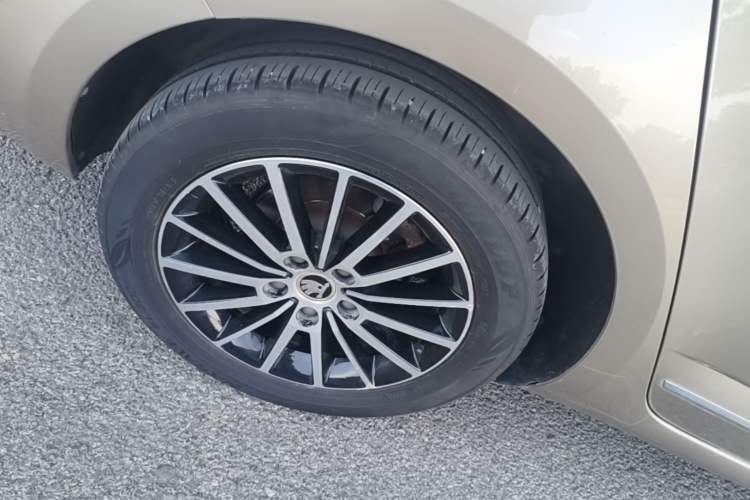 Used Skoda Octavia 2018 1.6L Automatic Luxury Edition Right Rear Wheel Hub