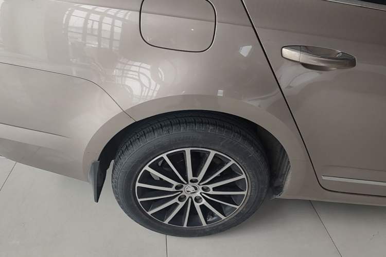 Used Skoda Octavia 2018 TSI230 DSG Luxury Enjoyment Edition Right Rear Wheel Hub