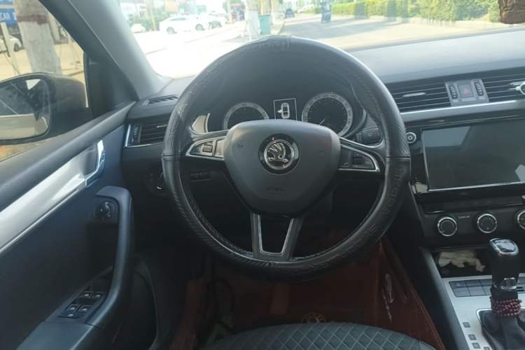 Used Skoda Octavia 2018 1.6L Automatic Luxury Edition Steering Wheel