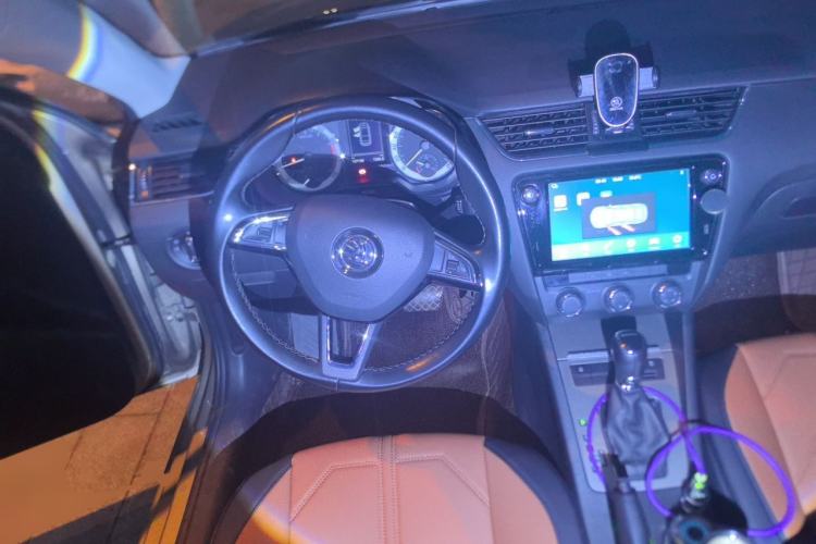 Used Skoda Octavia 2018 1.6L Automatic Luxury Edition Steering Wheel