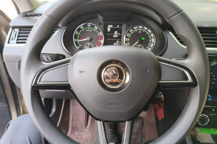 Used Skoda Octavia 2018 1.6L Automatic Comfort Edition Steering Wheel