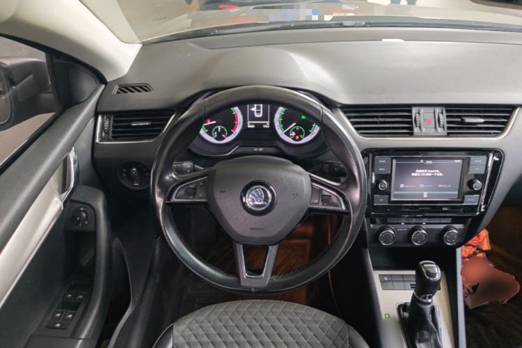 Used Skoda Octavia 2018 1.6L Automatic Luxury Edition Steering Wheel