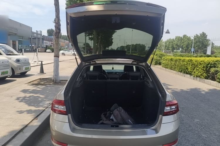 Used Skoda Octavia 2018 1.6L Automatic Luxury Edition Trunk