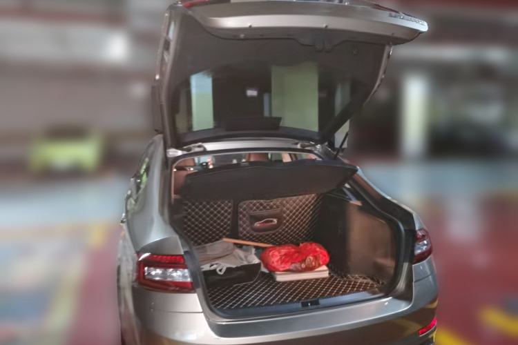 Used Skoda Octavia 2018 1.6L Automatic Luxury Edition Trunk