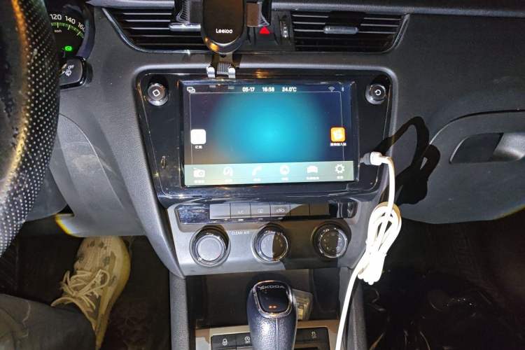 Used Skoda Octavia 2019 1.5L Automatic Comfort Edition Audio And AC Panel