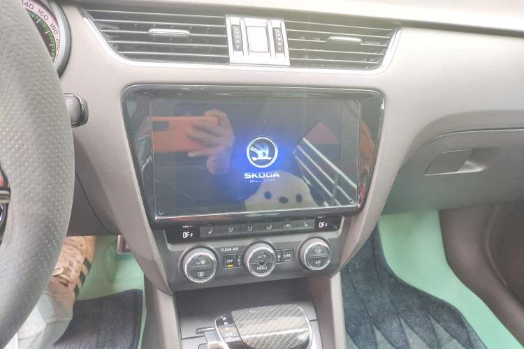 Used Skoda Octavia 2019 TSI280 DSG Flagship Wagon China VI Standard Audio And AC Panel