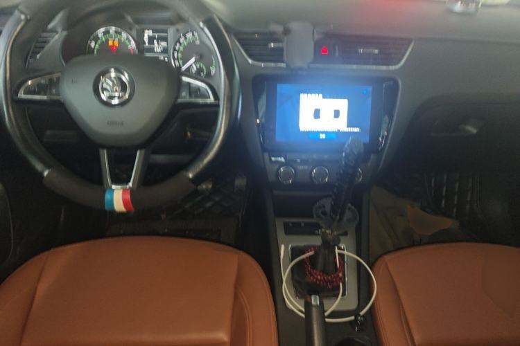 Used Skoda Octavia 2019 1.5L Manual SmartDrive Comfort Edition China VI Standard Center Console