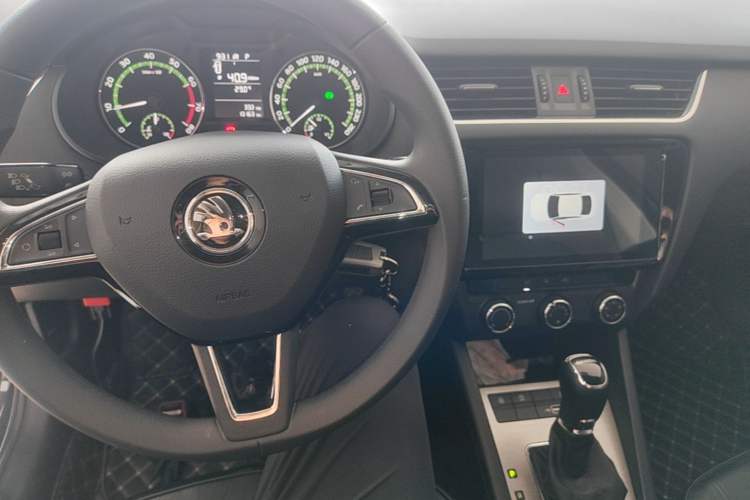 Used Skoda Octavia 2019 1.5L Automatic SmartDrive Comfort Edition China VI Standard Center Console