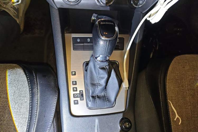 Used Skoda Octavia 2019 1.5L Automatic Comfort Edition Gear Lever