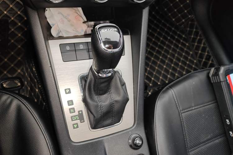 Used Skoda Octavia 2019 1.5L Automatic SmartDrive Comfort Edition China VI Standard Gear Lever