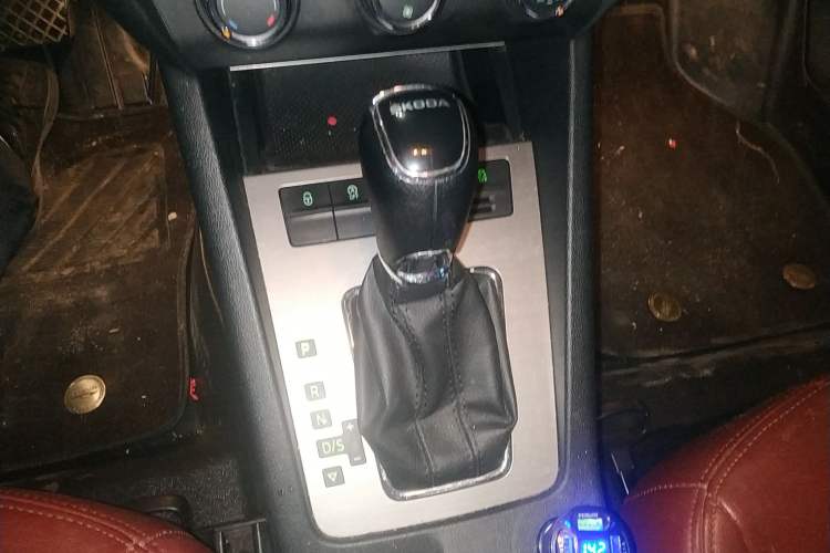 Used Skoda Octavia 2019 1.5L Automatic Luxury Edition Gear Lever