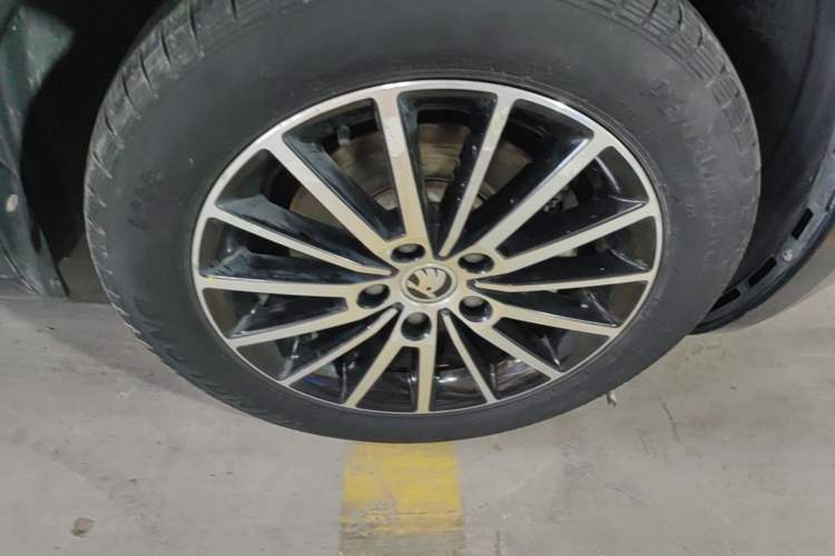 Used Skoda Octavia 2019 TSI230 DSG SmartDrive Luxury Edition China VI Right Front Wheel Hub