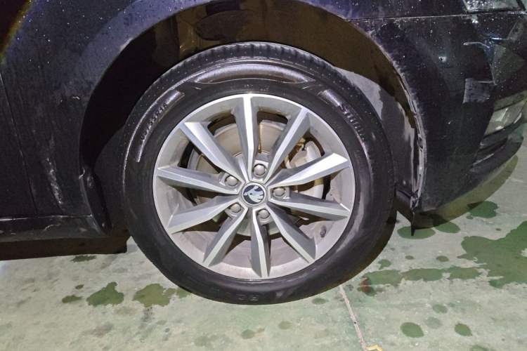 Used Skoda Octavia 2019 1.5L Automatic Comfort Edition Right Front Wheel Hub