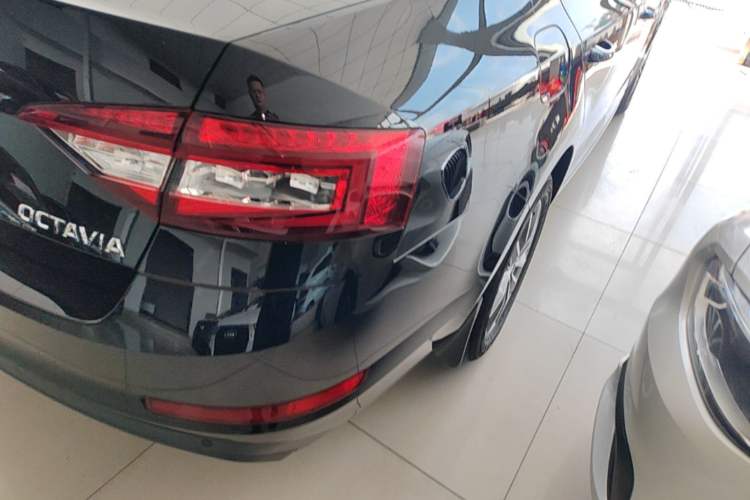 Used Skoda Octavia 2019 1.5L Automatic SmartDrive Comfort Edition China VI Standard Right Rear Taillight