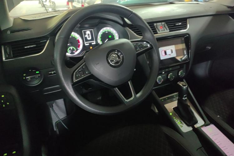 Used Skoda Octavia 2019 TSI230 DSG SmartDrive Luxury Edition China VI Steering Wheel
