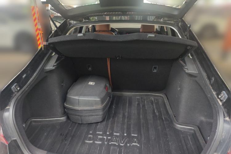 Used Skoda Octavia 2019 1.5L Manual SmartDrive Comfort Edition China VI Standard Trunk