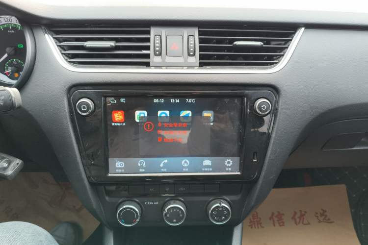 Used Skoda Octavia 2019 TSI230 DSG Luxury Edition Audio And AC Panel