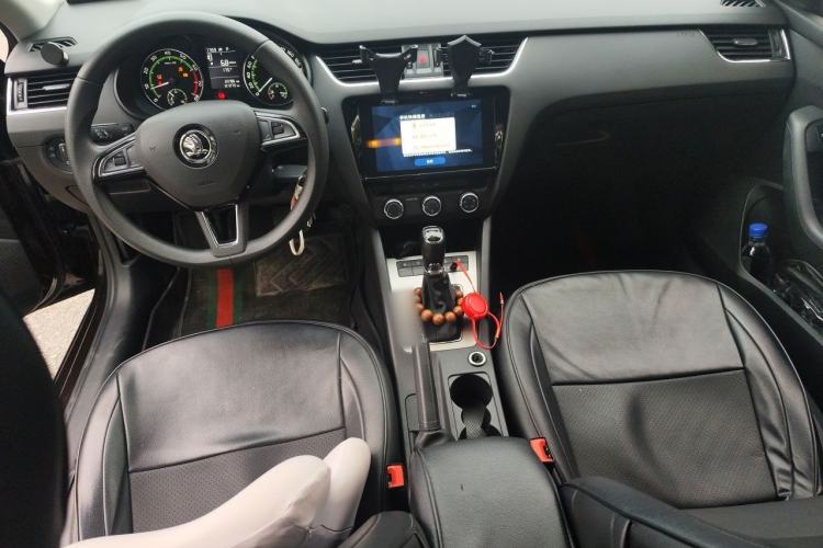 Used Skoda Octavia 2019 1.5L Automatic SmartDrive Comfort Edition China VI Standard Center Console