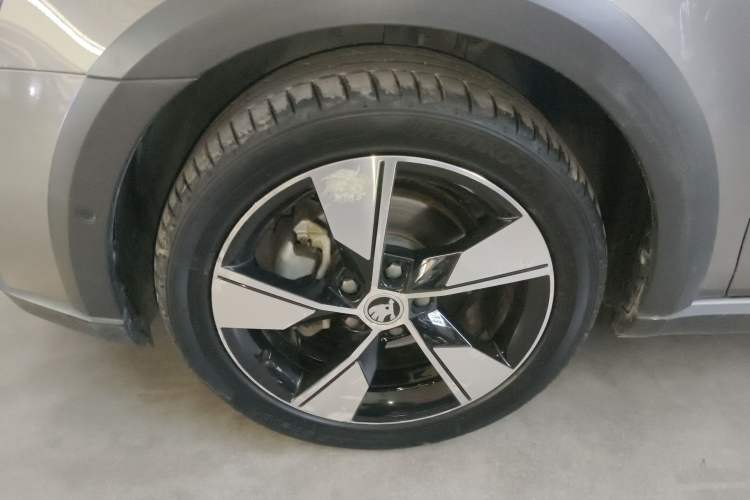 Used Skoda Octavia 2019 TSI280 DSG Flagship Wagon China VI Standard Left Front Wheel Hub
