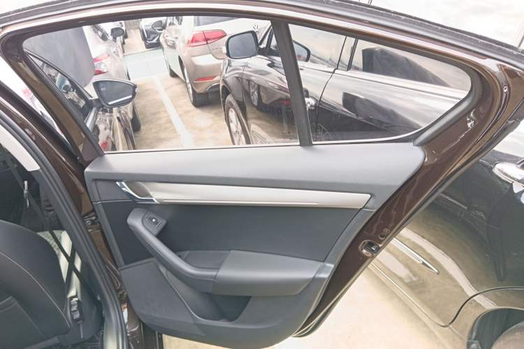 Used Skoda Octavia 2019 TSI230 DSG SmartDrive Luxury Edition China VI Right Rear Door Interior
