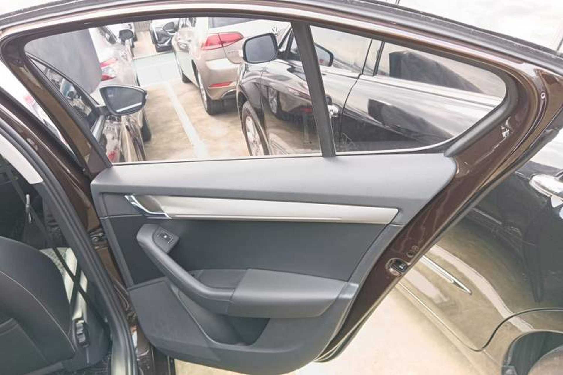 Used Skoda Octavia 2019 TSI230 DSG SmartDrive Luxury Edition China VI Right Rear Door Interior