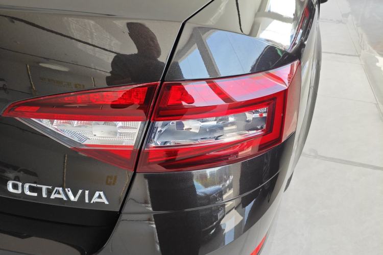 Used Skoda Octavia 2019 1.5L Automatic Smart Drive Luxury Edition China V Standard Right Rear Taillight
