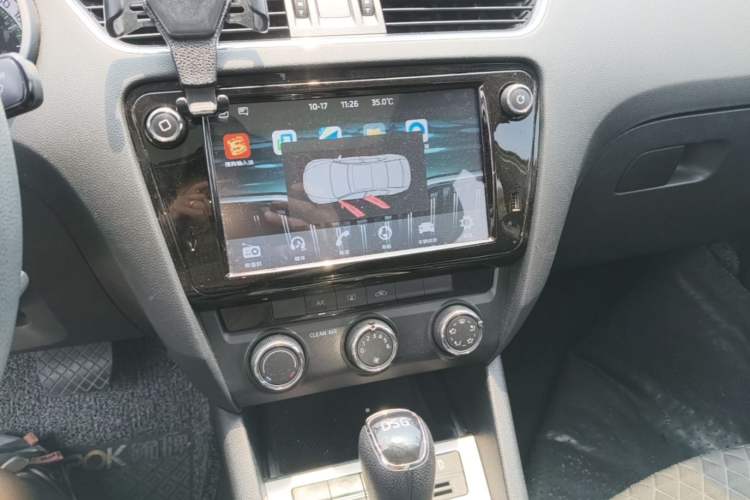 Used Skoda Octavia 2019 TSI280 DSG Luxury Edition Audio And AC Panel