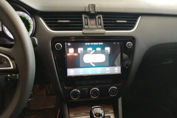 Used Skoda Octavia 2019 1.5L Automatic Luxury Edition Audio And AC Panel